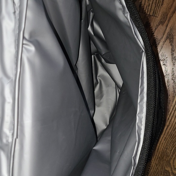 Large Insulated Backpack with zippered pockets - Picture 3 of 8